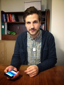 Memoto co-founder Oskar Kalmaru wearing the device on his shirt.