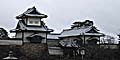 Av det gamla slottet i Kanazawa finns, förutom de gamla pampiga murarna, enbart den här porten kvar. Resten brann ner någon gång för länge sedan. Men det som är kvar låter oss i alla fall ana hur ståtligt det en gång var.