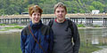 Martin och Helen på vägen till apparken. Det här var ett ställe alla ville ta kort på, och de snälla japanerna stannade och väntade för att inte förstöra bilderna för varandra. Lägg märke till de mysiga bergen i bakgrunden!