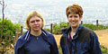 Sandra och Helen, med aporna runt omkring.