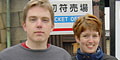 Martin och Helen vid ingången till Nojo Palace. Observera skylten! Det fanns en ingång för individuals och en för groupsiduals...